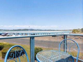 Fairholme 8, Perfect Lakefront Position Apartment, Tuncurry - 3