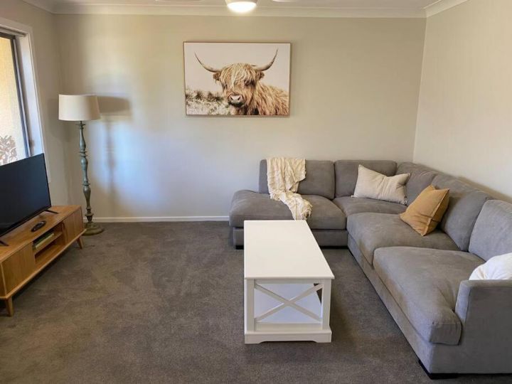 Family Favourite, Spacious 2 Bedroom Unit Apartment, Young - imaginea 2