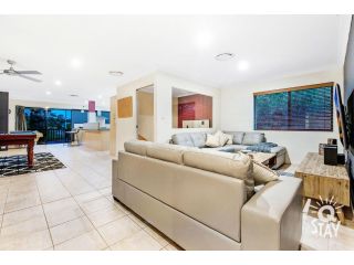 FAMILY GETAWAY Waterfront Broadbeach Waters Holiday House With Private Pool â€” KIDS STAY FREE!!! Guest house, Gold Coast - 1
