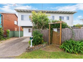Waterview Family Home 100m to Lake edge Guest house, Chittaway Point - 2
