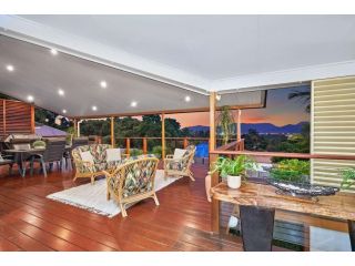Tropical Family House with Private Pool and City Views Guest house, Queensland - 1