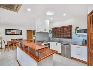 Tropical Family House with Private Pool and City Views Guest house, Queensland - 5