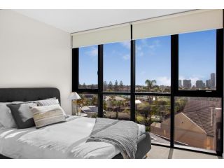 Family Unit with Parking, Balcony, Pool near Beach Apartment, Gold Coast - 1