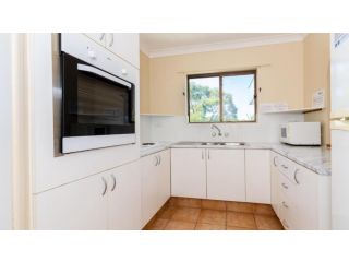 Fantastic Views from this top floor unit! Guest house, Bongaree - 4