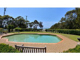 Fathoms 18 with pool Guest house, Mollymook - 2