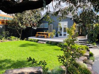 Fishermans Beach Treehouse Guest house, Mornington - 2