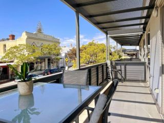 FiveWays Lookout spacious, big balcony, views up and down the hip strip Apartment, Fremantle - 2