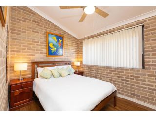 Flora Parade 6 Guest house, Tuncurry - 3