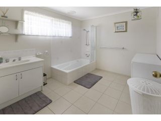 Four Sisters - beachside holiday Guest house, Victoria - 3