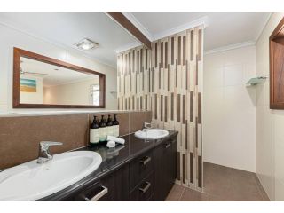 Fully Equipped Luxe Retreat, Pool, Pet Friendly, AirCon Guest house, Mudjimba - 3