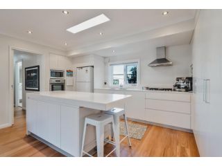 Snug Family Home, Spacious Yard and Great Location Guest house, Queensland - 1