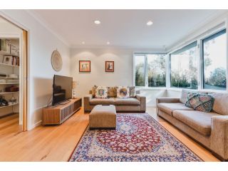 Snug Family Home, Spacious Yard and Great Location Guest house, Queensland - 3