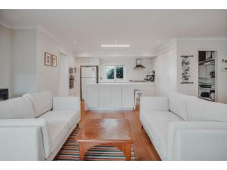 Snug Family Home, Spacious Yard and Great Location Guest house, Queensland - 4