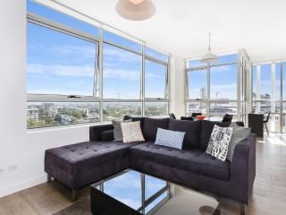 As the Sun Sets - Modern and Spacious 2BR Zetland Apartment Facing the Setting Sun Apartment, Sydney - 2