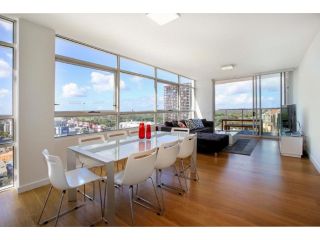 Gadigal Groove - Modern and Bright 3BR Executive Apartment in Zetland with Views Apartment, Sydney - 1