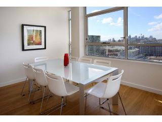 Moore to See - Modern and Spacious 3BR Zetland Apartment with Views over Moore Park Apartment, Sydney - 1