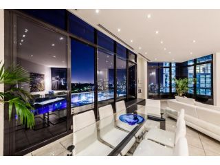 Exclusive Stays - Gallery Penthouse Apartment, Melbourne - 4