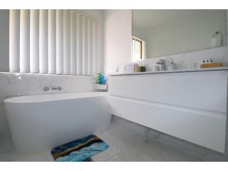BLK Stays Guest House Deluxe Unit One Side Guest house, Queensland - 3