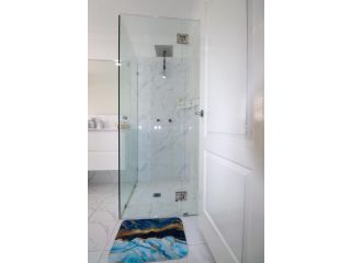 BLK Stays Guest House Deluxe Unit One Side Guest house, Queensland - 5