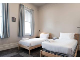 Generous Victorian Terrace in CBD â€“ parking & wifi Apartment, Launceston - 5