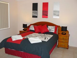 Geraldton Luxury Vacation Home with free Netflix Guest house, Geraldton - 2