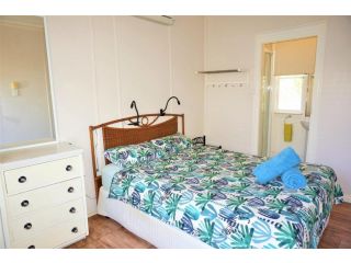 Getaway Villas Unit 3 - 3 Bedroom Self-Contained Villa with a Deck Guest house, Exmouth - 3