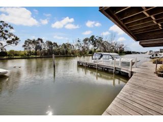 Gippsland Lakehouse A - Canal frontage Guest house, Paynesville - 5