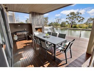 Gippsland Lakehouse A - Canal frontage Guest house, Paynesville - 4