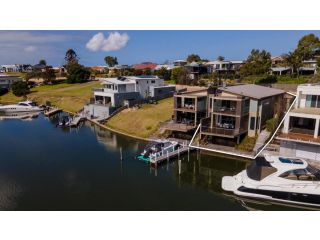 Gippsland Lakehouse A - Canal frontage Guest house, Paynesville - 2
