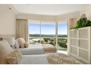 Glamorous Unit with Pools, Balcony & Ocean Vistas Apartment, Gold Coast - 1