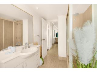 Glamorous Unit with Pools, Balcony & Ocean Vistas Apartment, Gold Coast - 3