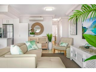 Glamorous Unit with Pools, Balcony & Ocean Vistas Apartment, Gold Coast - 2