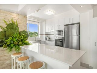 Glamorous Unit with Pools, Balcony & Ocean Vistas Apartment, Gold Coast - 5