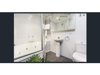 Waterfront (Yarra St) by Gold Star Stays Apartment, Geelong - 5