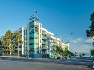 Waterfront (Yarra St) by Gold Star Stays Apartment, Geelong - 2