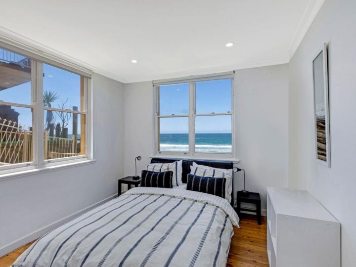 Golden Sands 1 - Absolute Beachfront Apartment, Blue Bay - imaginea 6