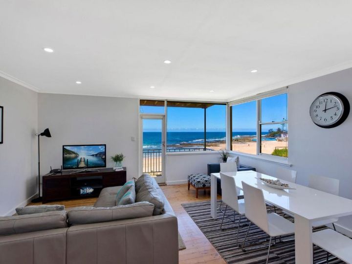 Golden Sands 1 - Absolute Beachfront Apartment, Blue Bay - imaginea 1