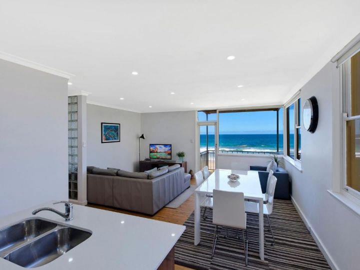 Golden Sands 1 - Absolute Beachfront Apartment, Blue Bay - imaginea 4