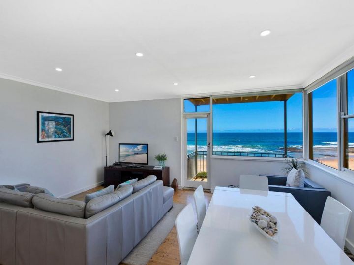 Golden Sands 1 - Absolute Beachfront Apartment, Blue Bay - imaginea 2