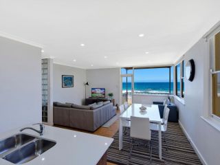 Golden Sands 1 - Absolute Beachfront Apartment, Blue Bay - 4