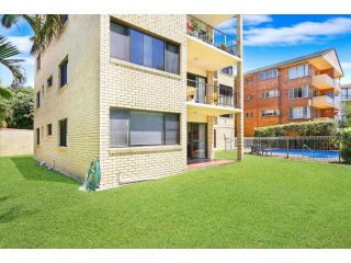 Golden Shores Unit 1, 21 Landsborough Parade Apartment, Caloundra - 1