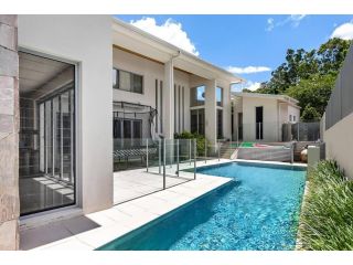 4 bedroom 4 bathrooms with a pool Guest house, Gold Coast - 2