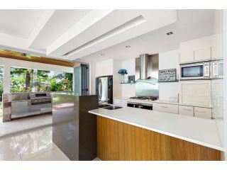 4 bedroom 4 bathrooms with a pool Guest house, Gold Coast - 4