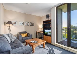 Gorgeous 1-Bed with Balcony Pool and Sauna Apartment, Sydney - 4