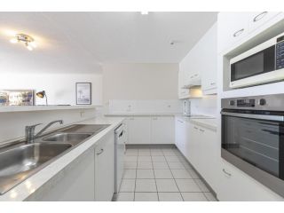 Gorgeous 2-Bed Beachside Apartment with Pool Apartment, Maroochydore - 3