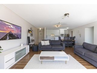 Gorgeous 2-Bed Beachside Apartment with Pool Apartment, Maroochydore - 4