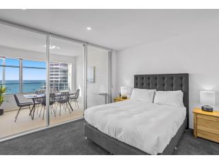 Gorgeous 2-Bed Oceanview Apartment with Pool Apartment, Gold Coast - 3