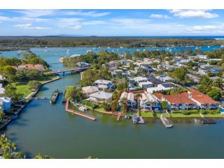 Gorgeous 3BR Noosa Property On The Water - Central Location With WIFI & Pool Guest house, Noosaville - 2