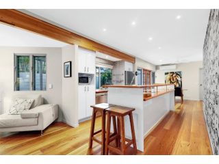 Gorgeous 3BR Noosa Property On The Water - Central Location With WIFI & Pool Guest house, Noosaville - 5