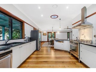 Gorgeous 5BR Noosa Hinterlands Home Nestled Amongst The Trees - PRIVATE POOL & FAST WIFI Guest house, Pomona - 1